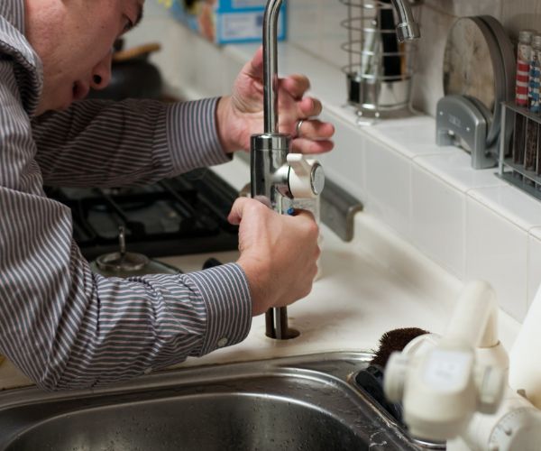 Установка бойлера Ariston в квартире Алматы